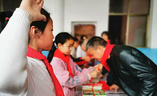 传递爱心，传承知识 | 五舟党支部捐建枫树小学飞翔图书室